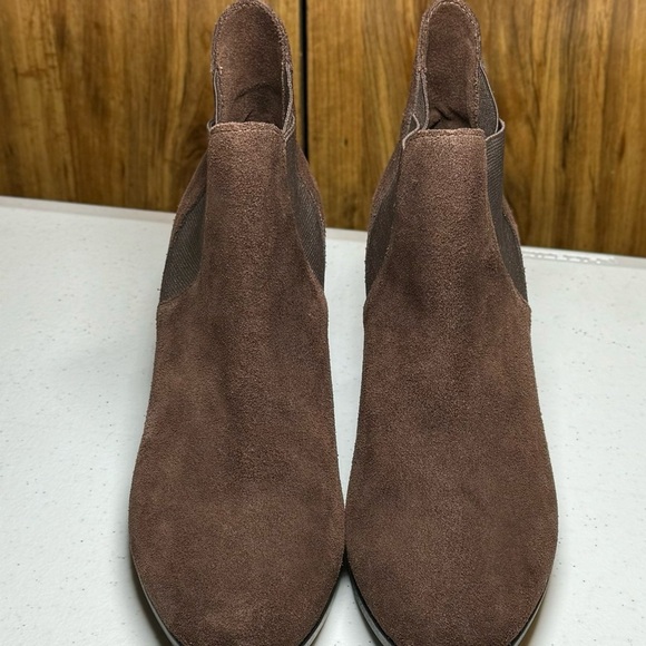 Crocs boots women’s 7 Leigh Chelsea booties 205338 Brown Suede Ankle Boots - Picture 2 of 4